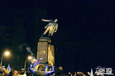 8 серпня 2016, 20:13 Переглядів:   Знесення пам'ятника Леніну в Харкові
