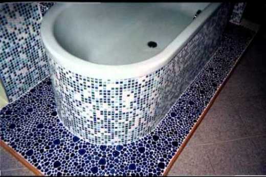 У таких випадках облицювання мозаїкою чавунної ванни - цілком прийнятний варіант