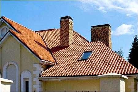 Při demontáži komínové trubky je nutné dodržovat doporučení odborníků při určování požadované výšky komínové trubky v souladu s její polohou, přípustnou vzdáleností k hřebenu střechy (se šikmou střechou):