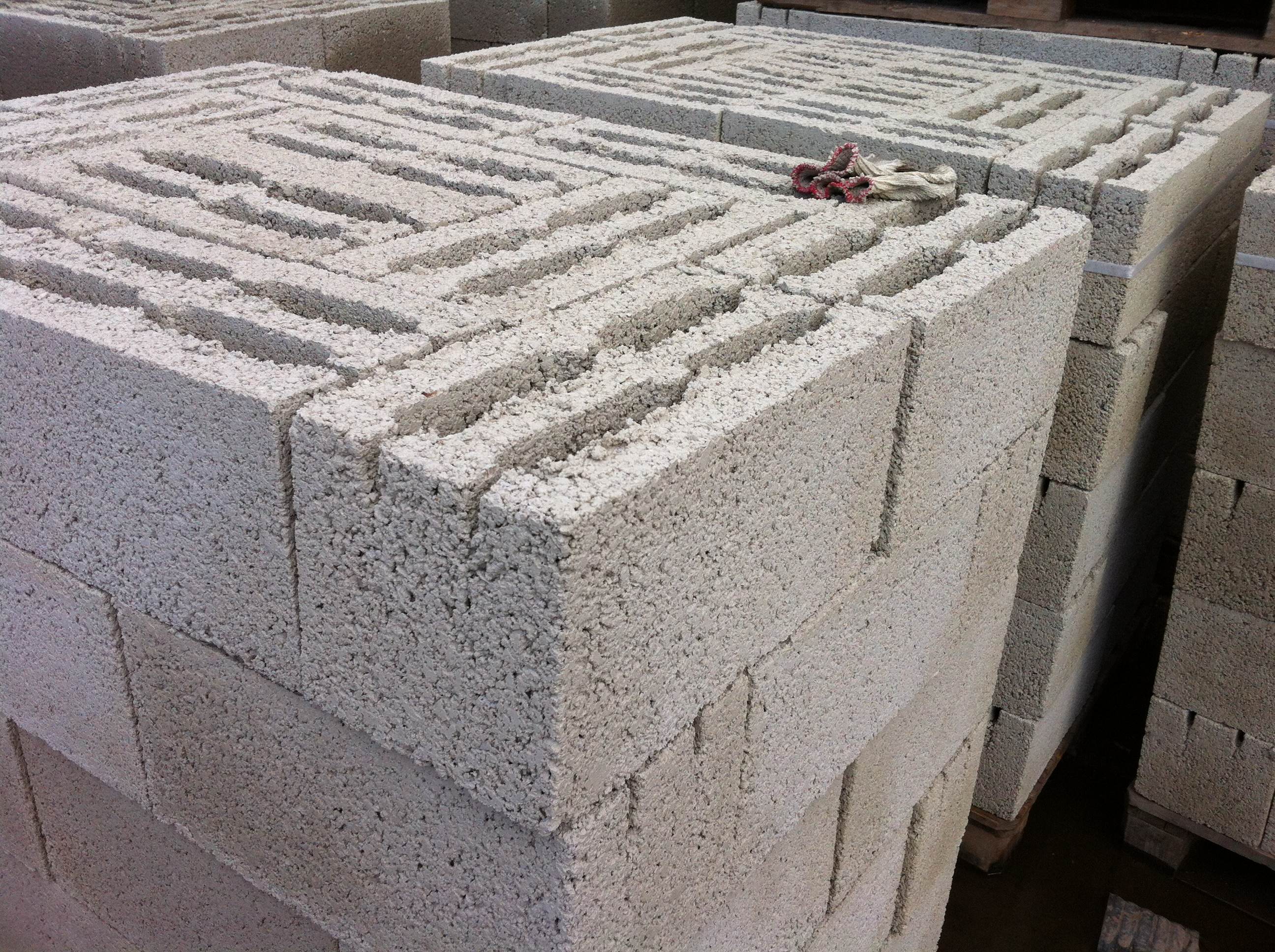 Какие блоки легче. Блоки полистиролбетонные ПАЗ гребень. Блок керамзитобетонный 3 пустотный. Керамзитовый блок 30х40х20. 80 Мм перегородочные блоки керамзитобетон.