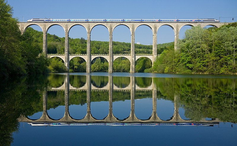 З цього мосту проходить гілка швидкісних поїздів   TGV Paris-Geneva