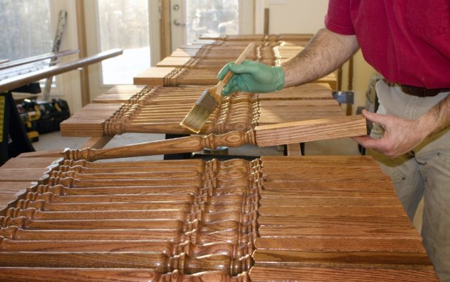 Коли установка опор і сходи завершена, а дефекти усунені, кожен дерев'яний елемент обробляють захисними засобами, покривають лаком і фарбою