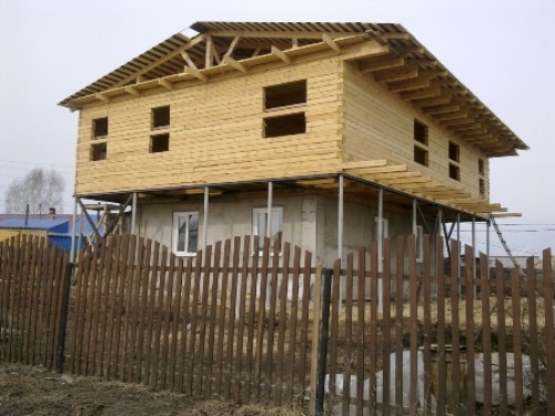Між стіною будинку і балками можна розмістити балкон або облаштувати лоджію