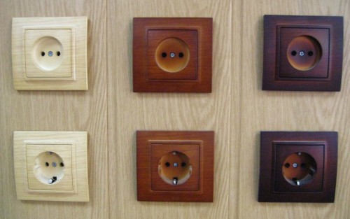 Для стін в дерев'яному будинку найбільш прийнятними є розетки і вимикачі, корпуси яких мають забарвлення, що імітує натуральну деревину