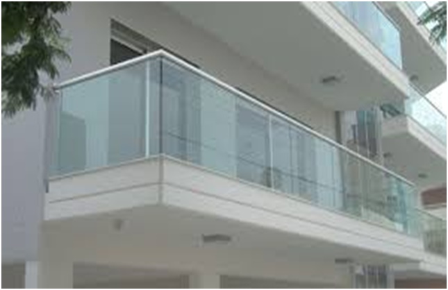 Скляні огорожі, що володіють високими характеристиками міцності і бездоганним зовнішнім виглядом, застосовуються в якості огороджувальних конструкцій сходів, балконів і для розмежування приміщень
