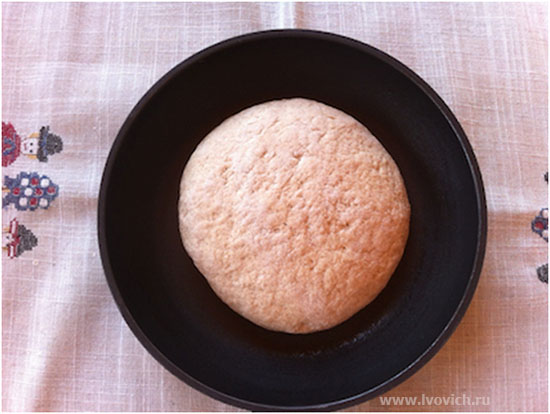 Деякі господині використовують присипану борошном кошик з ротанга, а потім вже перекладають хлібець в форму для випічки, або на деко