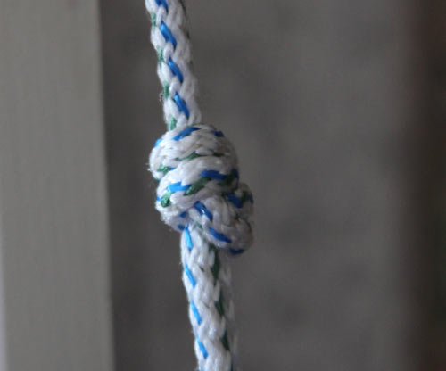 Щоб мотузка не сковзається по крюкам взад-вперед під час гойдання, варто зав'язати на ній вузли недалеко від гаків: