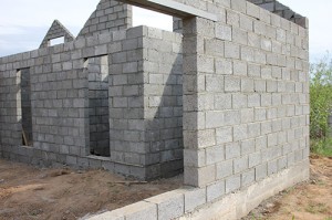 Керамзитоблоки - класичний стіновий матеріал, який використовується при заповненні прорізів в монолітному житловому будівництві, зведенні зовнішніх стін, внутрішніх перегородок (як несучих, так і не несучих)