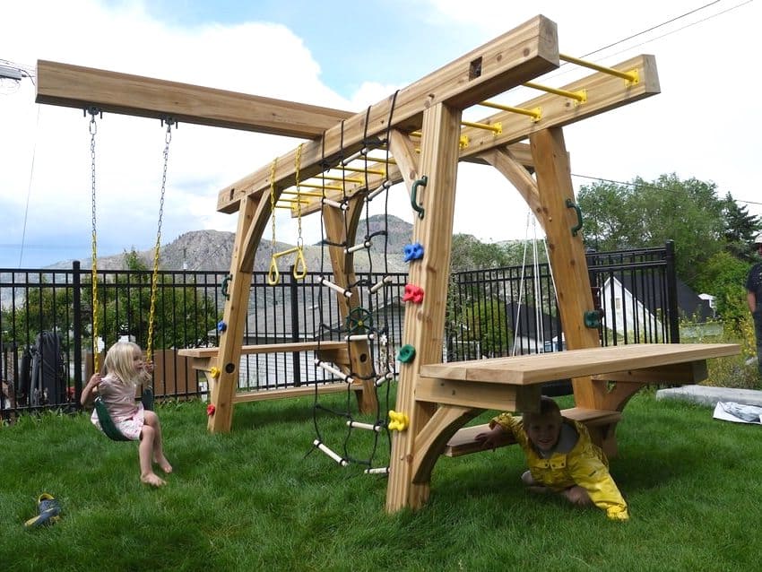Комплексна конструкція призначена для ігор дітей від двох-трьох років