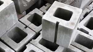 Фундаментні блоки - це залізобетонні вироби, здатні витримувати великі навантаження, які виготовляють з важкого бетону