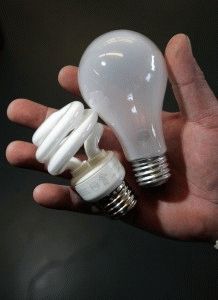 Для того щоб зрозуміти суть всіх переваг точкових світильників, в яких використовуються, розглянемо переваги і недоліки використання звичайних і енергозберігаючих лампочок: