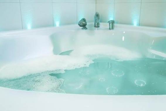 У ванній краще встановлювати низьковольтні світильники, які повинні бути герметичними
