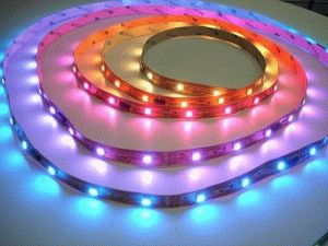 У точковому світильнику використовується кілька світлодіодів, які використовуватимуться світло різних кольорів, що дозволяє застосовувати їх в світловому дизайні   різних приміщень