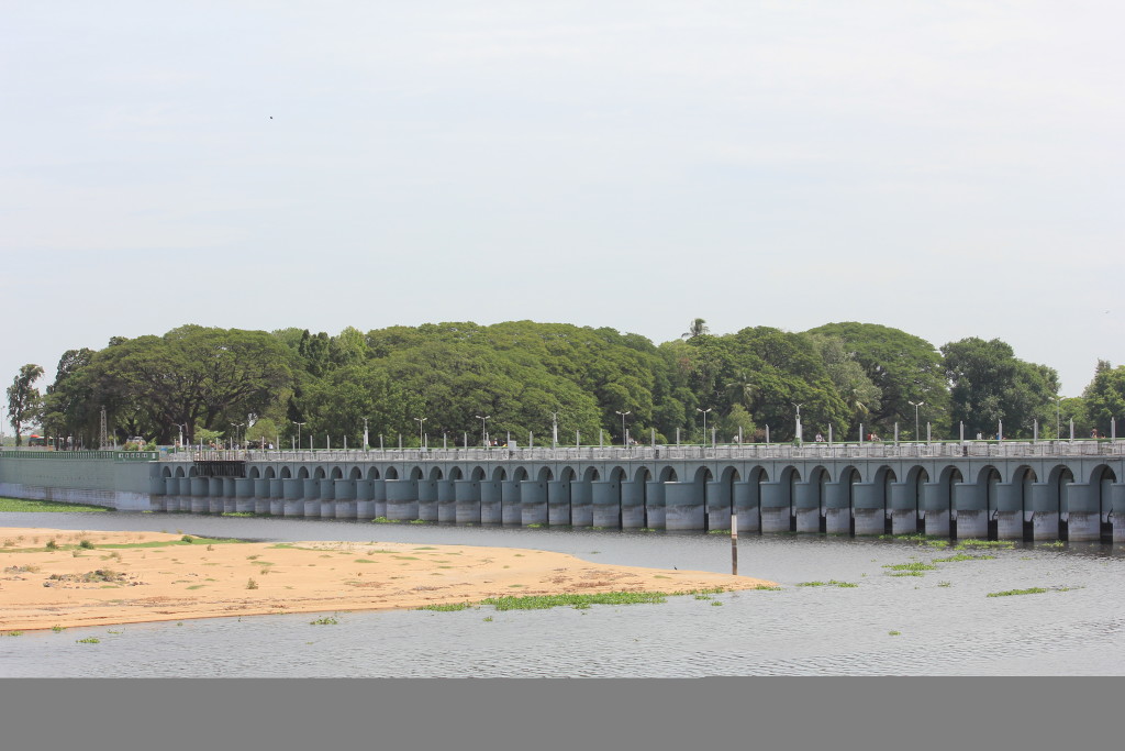 Інший приклад - гребля Kallanai в Індії, на річці Кавері