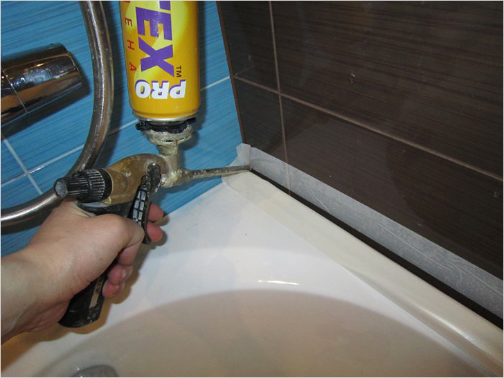 Для герметизації швів у ванній необхідно придбати силіконовий або силіконово-акриловий вологостійкий герметик